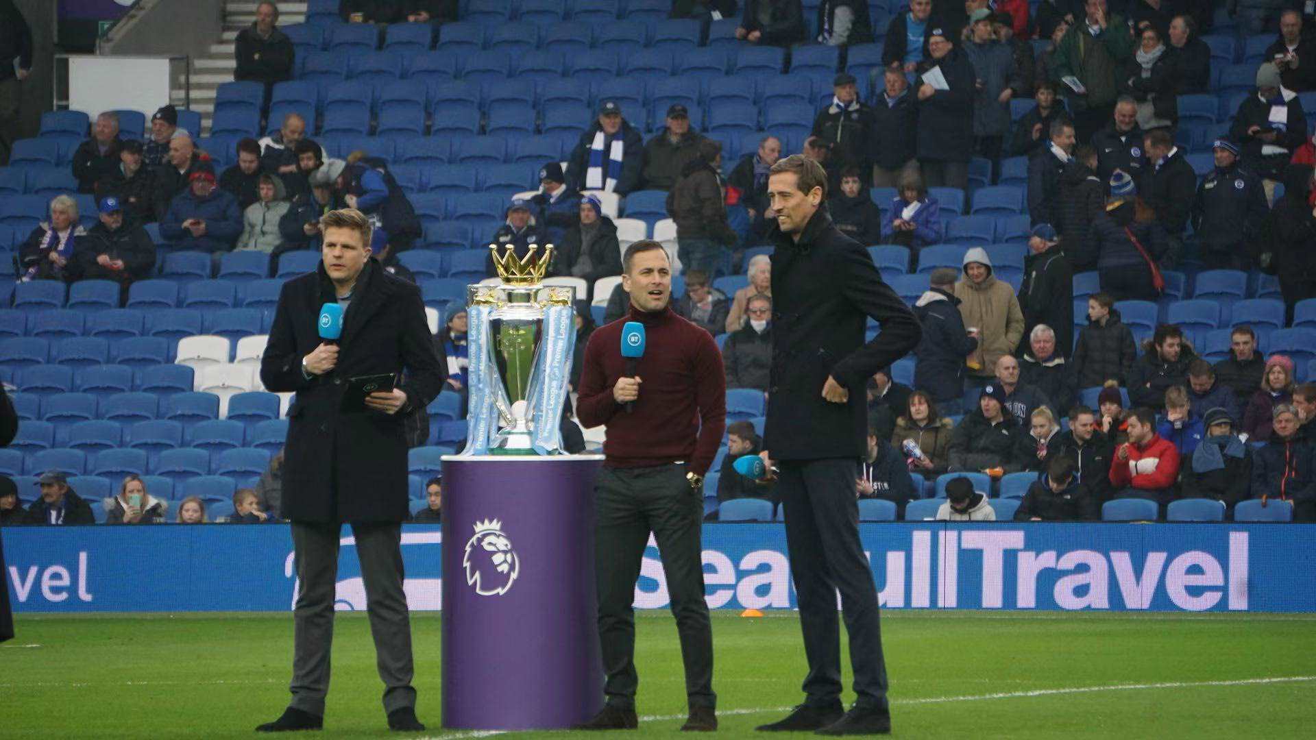 在队徽的中 在队徽的中